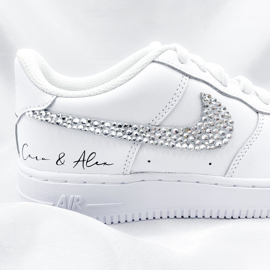 Nike Air Force 1 mit Strasssteinen, die von Hand angebracht wurden. Auf dem Schuh steht in Schreibschrift "Caro & Alex"