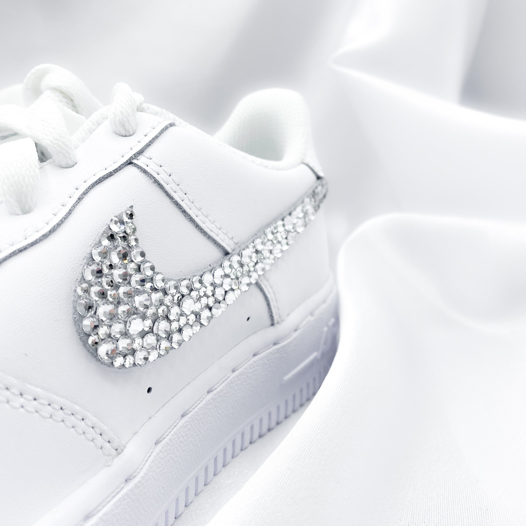 Nike Air Force 1 mit Strasssteinen, die von Hand angebracht wurden.