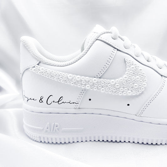 Custom Nike Air Force 1 mit von Hand angebrachten weißen Perlen auf dem Nike Zeichen. Auf dem Schuh steht in Schreibschrift "Joyce & Calvin"