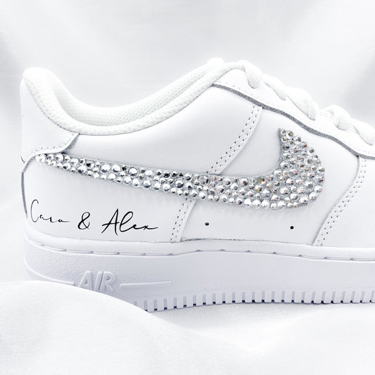 Nike Air Force 1 mit Strasssteinen, die von Hand angebracht wurden. Auf dem Schuh steht in Schreibschrift "Caro & Alex" 