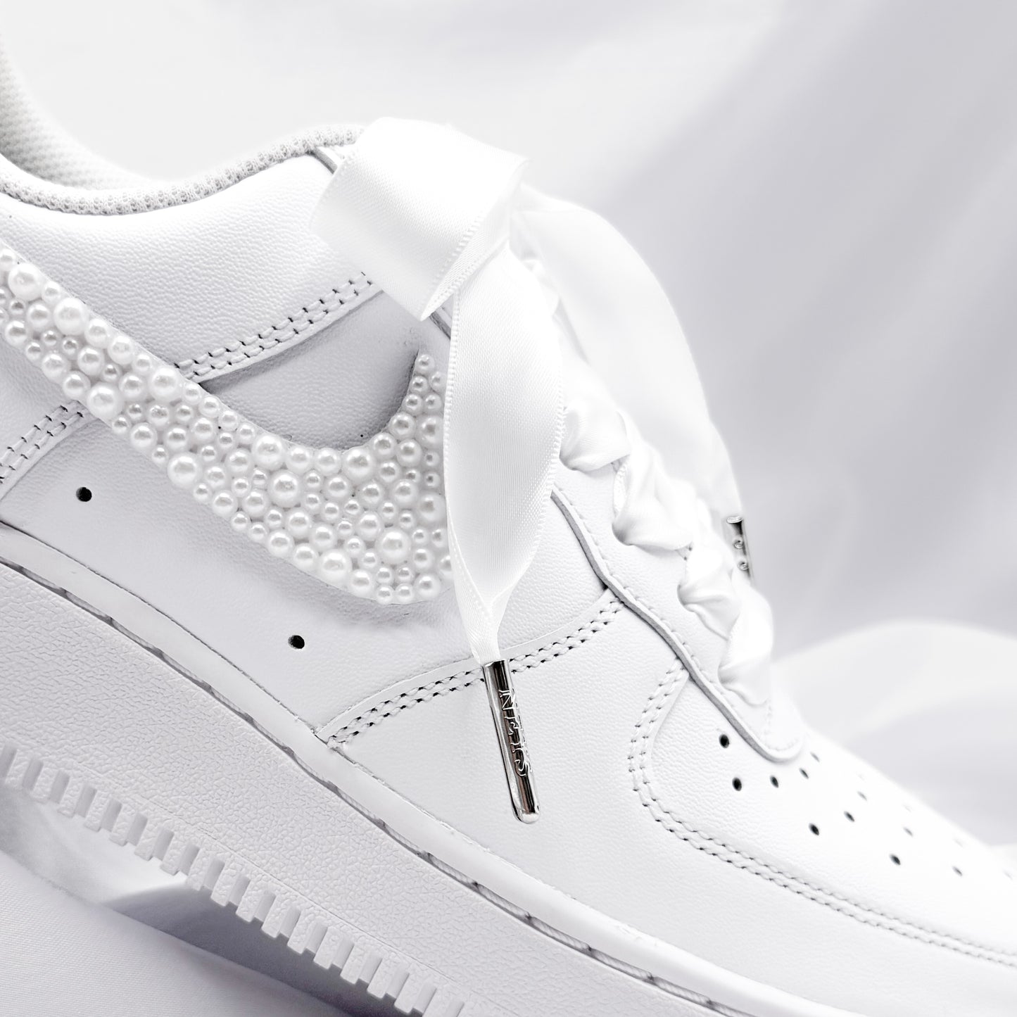 Satin Schnürsenkel für Brautsneaker (weiß) – 120 cm, mit Metallenden