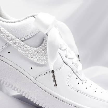 Satin Schnürsenkel für Brautsneaker (weiß) – 120 cm, mit Metallenden