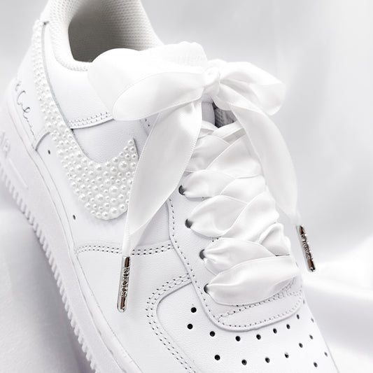 Satin Schnürsenkel für Brautsneaker (weiß) – 120 cm, mit Metallenden