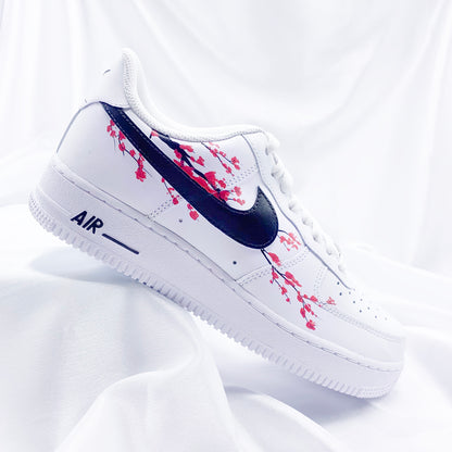 Custom Nike Air Force 1 Kirschblüte mit schwarzem Swoosh