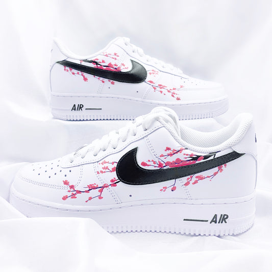Custom Nike Air Force 1 Kirschblüte mit schwarzem Swoosh